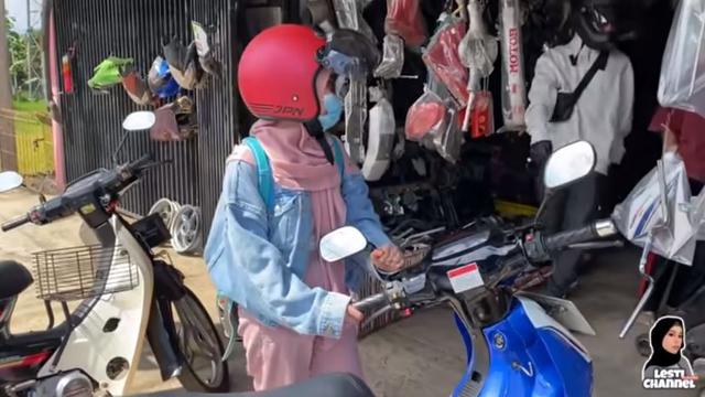 6 Momen Lesty Kejora Pulang Kampung Naik Motor, Gayanya Curi Perhatian