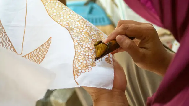 Cara menggambar batik  (sumber: iStockphoto)