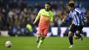 Gelandang Manchester City, Bernardo Silva, berebut bola dengan striker Sheffield Wednesday, Fernando Forestieri, pada laga babak kelima Piala FA di Hillsborough Stadium, Rabu (4/3) malam waktu setempat. Manchester City menang 1-0 atas Sheffield. (AFP/Paul Ellis)