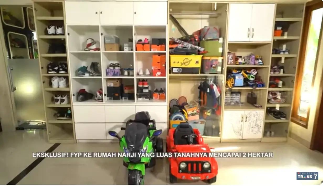 Berikut adalah tempat koleksi sepatu Narji yang tertata rapi. Bahkan, ada salah satu sepatunya yang akan ditukar dengan motor tapi tak dikasih. [Youtube/TRANS7 OFFICIAL]