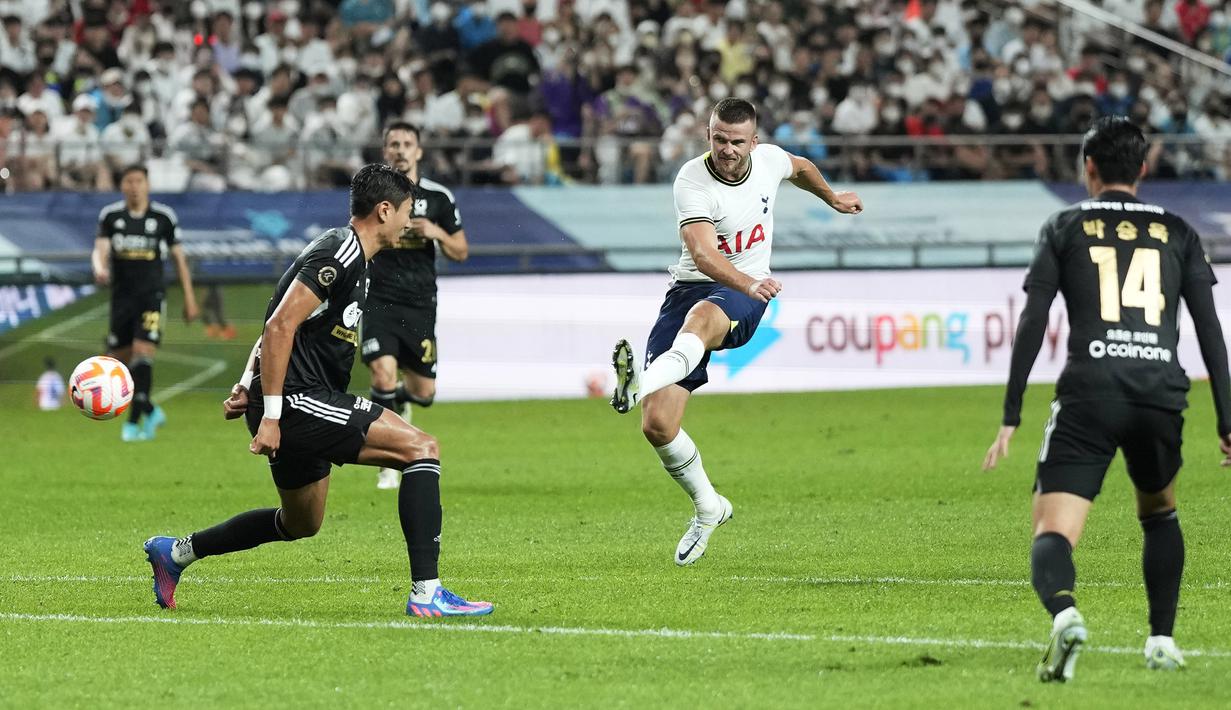 <p>Laga yang berlangsung di Seoul World Cup Stadium, Korea Selatan Rabu (13/7/2022) malam WIB tersebut berakhir dengan skor 6-3 untuk kemenangan The Lilywhites. (AP/Lee Jin-man)</p>