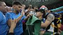 Rivalitas yang bukan hanya di lapangan bagi Argentina dan Meksiko, namun juga dibangku penonton. (AP Photo/Ariel Schalit)