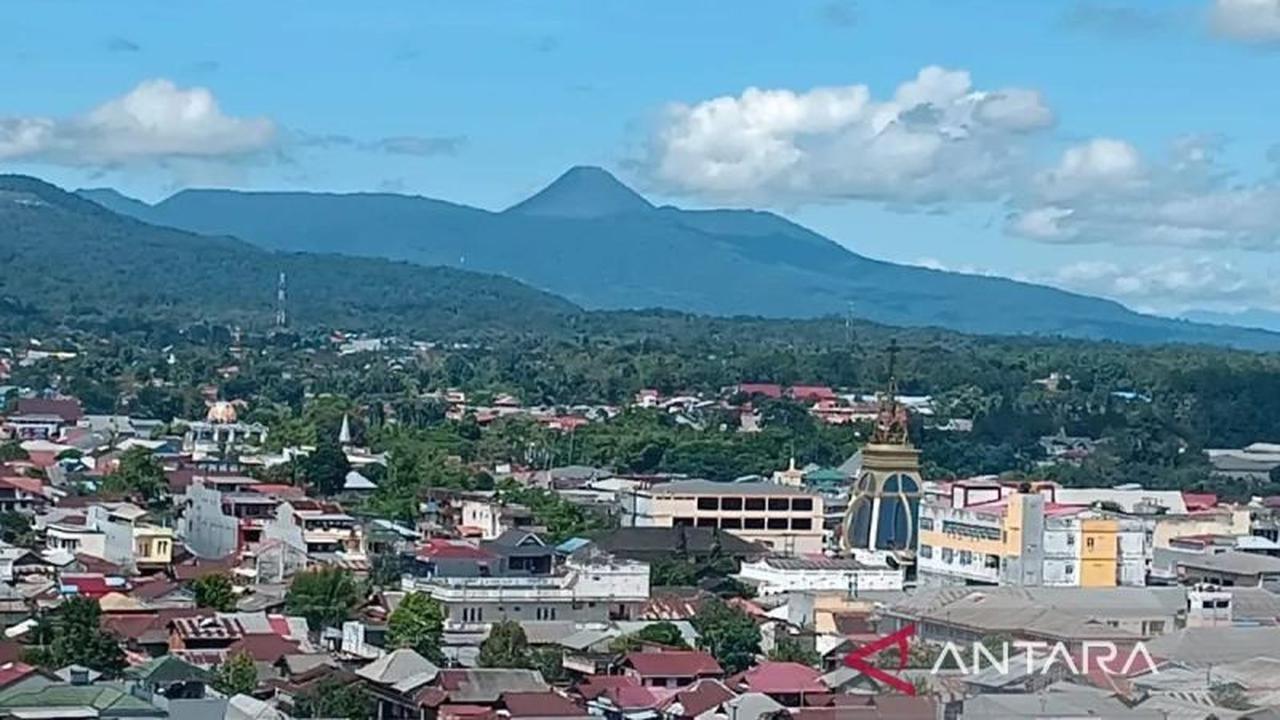 Badan Geologi Imbau Pendaki Jauhi Radius 1,5 Km dari Puncak Gunung Soputan