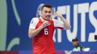 Bintang Timnas Futsal Indonesia, Samuel Eko, melakukan selebrasi seusai mencetak gol ke gawang Jepang pada semifinal Piala Asia Futsal 2026 di Indonesia Arena, Jakarta, Kamis (5/2/2026) malam WIB. (Bola.com/Abdul Aziz)