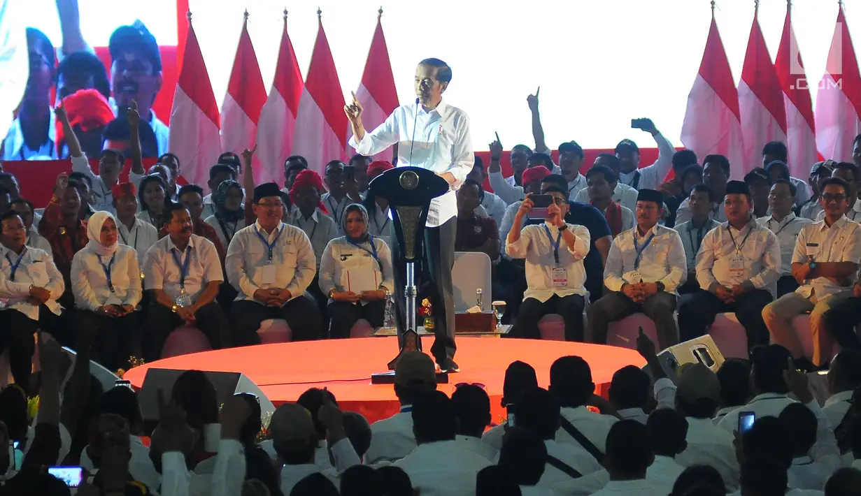 Presiden Joko Widodo memberikan pidato saat menghadiri Silaturahmi Nasional Pemerintahan Desa se-Indonesia di Jakarta, Rabu (10/4). Presiden mengatakan akan terus menaikkan jumlah dana desa serta memudahkan sistem laporan pertanggung jawabannya. (Liputan6.com/Angga Yuniar)