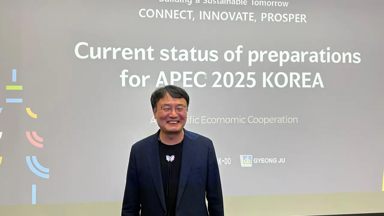 Direktur Kantor Persiapan dan Dukungan APEC Jang Ho Park kepada jurnalis peserta IKJN oleh Foreign Policy Community of Indonesia (FPCI) bersama Korea Foundation, di Gyeongju, Kamis (22/5/2024). (Liputan6.com/Benedikta Miranti)