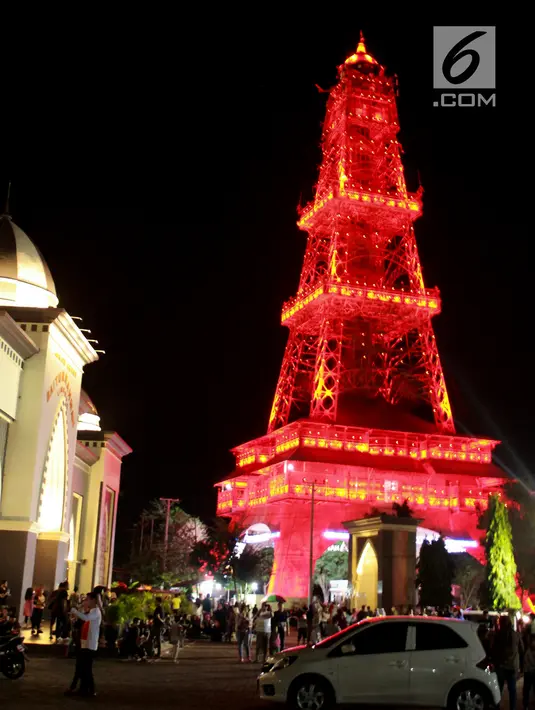 Tekhnologi cahaya menghiasi Pakaya Tower di kawasan taman Limboto, Kabupaten Gorontalo, Sabtu (12/1). Pakaya Tower menghadirkan teknologi cahaya yang berganti warna setiap beberapa menit. (Liputan6.com/Arfandi Ibrahim)
