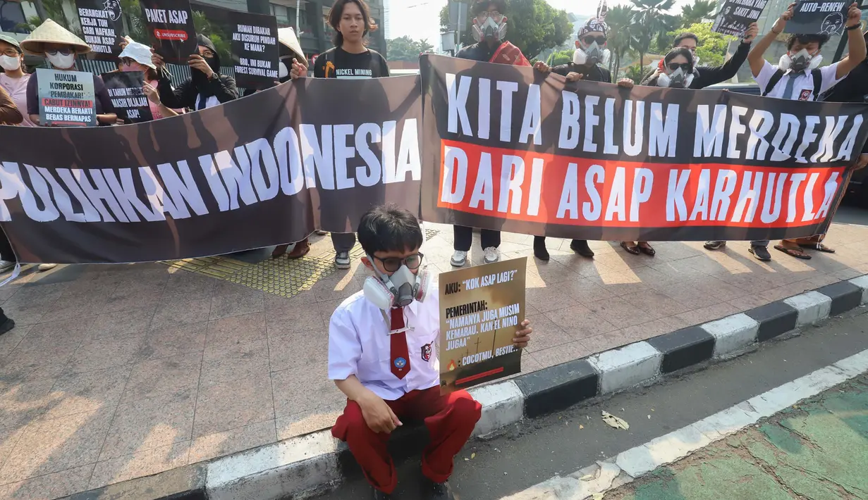 Aktivis lingkungan Wahana Lingkungan Hidup Indonesia (Walhi) berunjuk rasa terkait kebakaran hutan dan lahan (karhutla) di kawasan Tosari, Jakarta, Jumat . 14 Agustus 2026/ (KLY/ Arie Basuki)