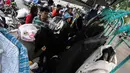 Sejumlah pakaian-pakaian yang dijual terlihat digantung di pagar besi, Minggu (27/4/14). (Liputan6.com/Faizal Fanani)  