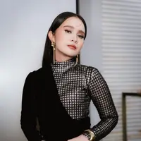 Aktris Michelle Ziudith membuka 2026 dengan rilisnya film terbatunya, Alas Roban. Tampilannya di gala premiere sukses mencuri perhatian tersendiri [@michelleziu]