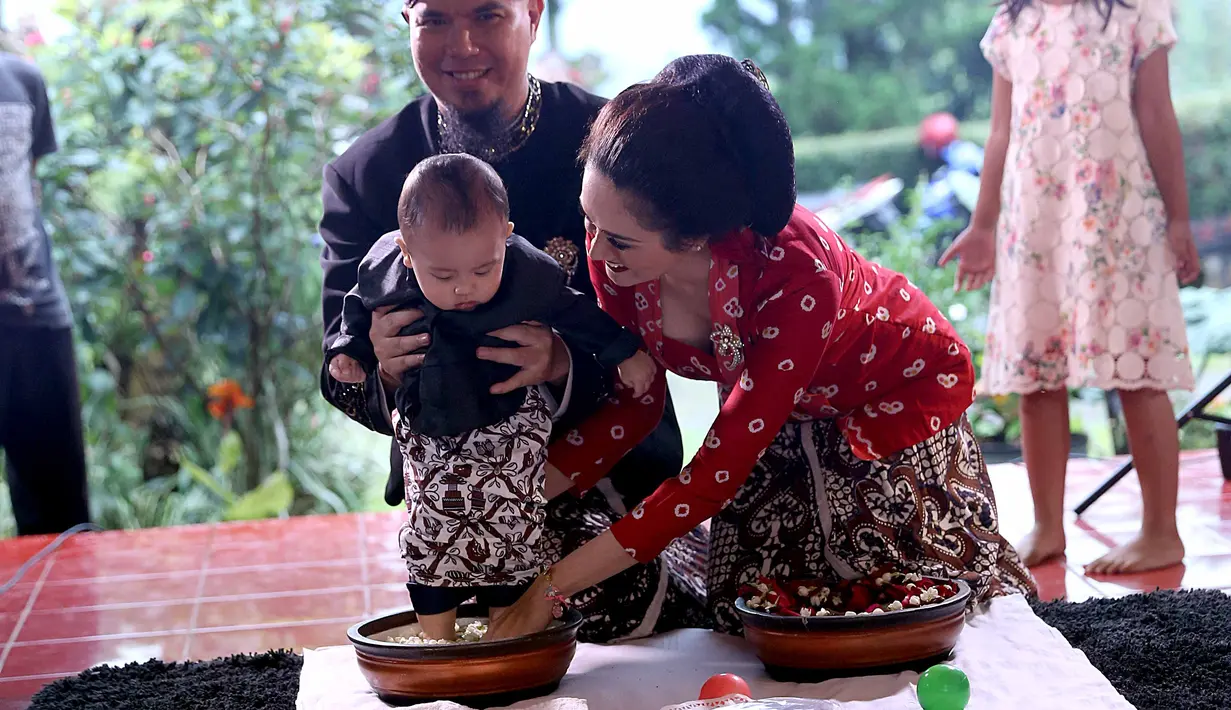 Pasangan musisi Ahmad Dhani dan Mulan Jameela baru saja menggelar acara Tedak Siten. Bagi adat Jawa, Tedak Siten merupakan tahapan pertama putranya menginjakkan kaki ke bumi. (Nurwahyunan/Bintang.com)