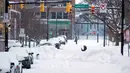 Orang-orang beraktivitas setelah badai salju ekstrem di jalan-jalan Elmwood Village, Buffalo, New York, Amerika Serikat, 26 Desember 2022. Amerika Serikat tengah dilanda badai salju ekstrem. (AP Photo/Craig Ruttle)
