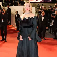 Léa Seydoux mengenakan gaun panjang satin hitam tanpa bahu dengan detail lipatan, dipadukan dengan sepatu hak tinggi satin hitam. Melengkapi tampilan, Léa Seydoux juga mengenakan kalung Pure V, cincin dan anting megah, semuanya terbuat dari emas putih dan berlian dari koleksi Perhiasan Mewah Louis Vuitton.