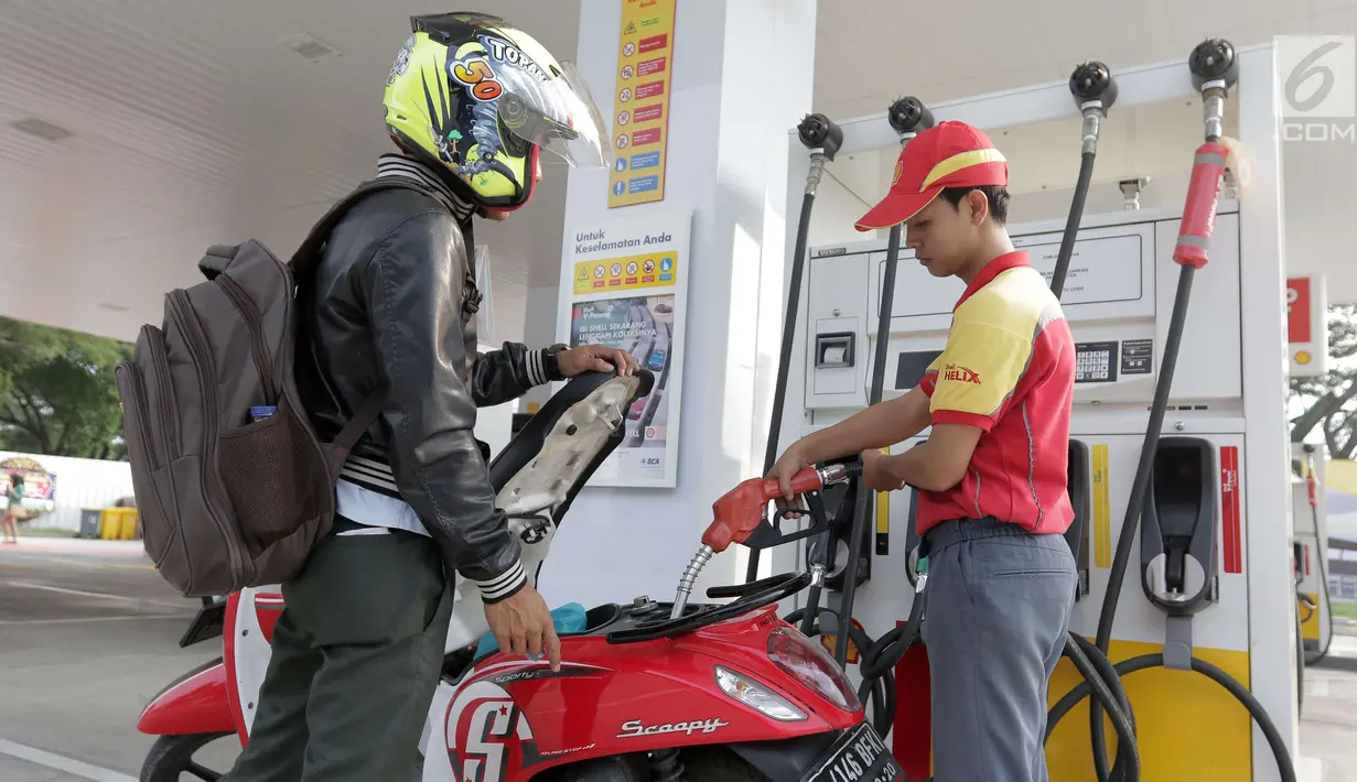 Petugas SPBU Shell mengisi bahan bakar sepeda motor di kawasan bisnis Soewarna, Bandara Soetta, Tangerang, Banten, Kamis (19/4). Shell menambah SPBU di kawasan Bandara Soetta untuk memenuhi kebutuhan bahan bakar berkualitas.(Liputan6.com/Angga Yuniar)