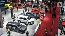 Pengunjung menghadiri pembukaan pameran Indonesia International Motor Show (IIMS) 2023 di Jiexpo Kemayoran, Jakarta, Kamis (16/2/2023). IIMS 2023 yang berlangsung pada 16-26 Februari menghadirkan 165 brand otomotif mencakup merek kendaraan roda empat, roda dua, dan kendaraan listrik. (merdeka.com/Iqbal S. Nugroho)