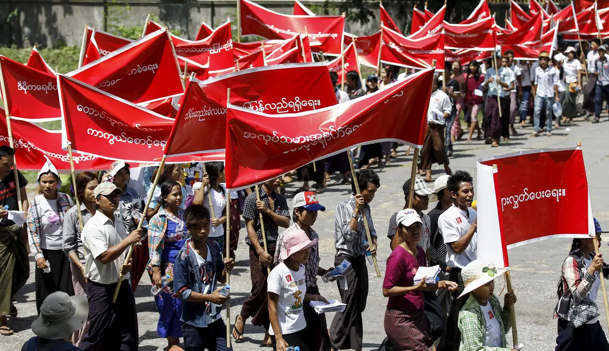 Sejumlah pengunjuk rasa membawa spanduk yang berisi tuntutan mereka saat menggelar aksi unjuk rasa memperingati Hari Buruh Internasional (May Day) di Yangon, Myanmar, Jumat (1/5/2015). (REUTERS/Soe Zeya Tun)