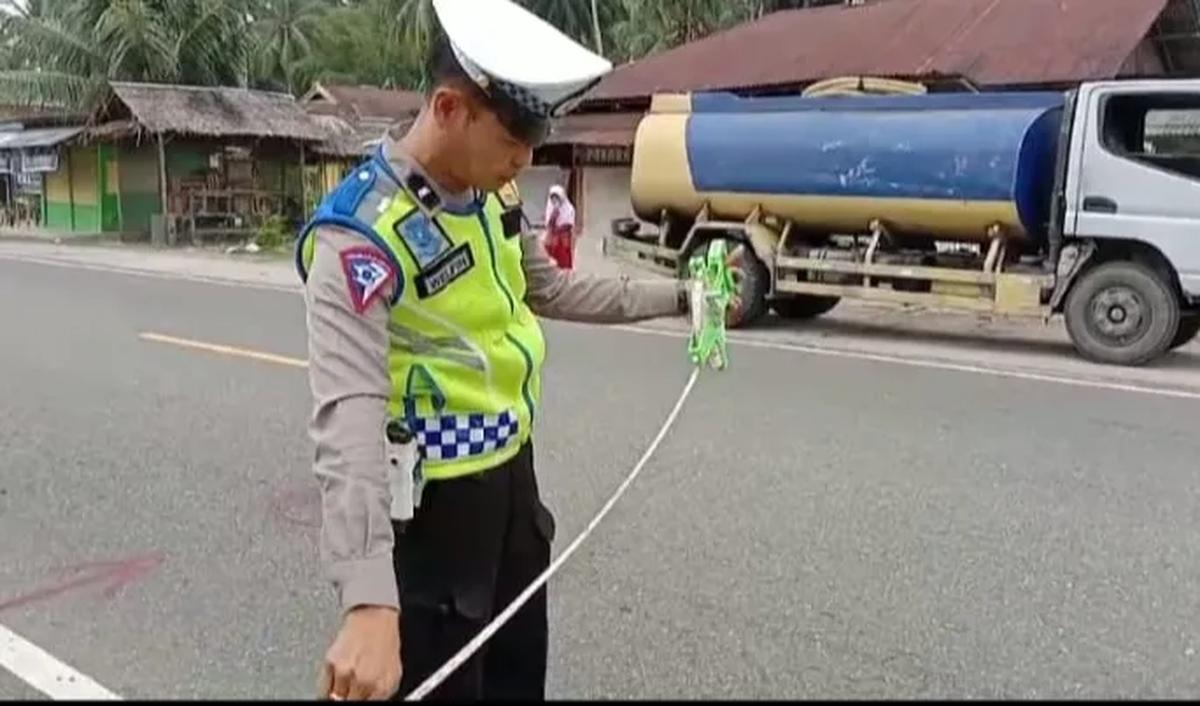 Kepada polisi, JB mengaku dirinya anggota DPRD Padang Pariaman. Saat ini dia sudah diamankan di Kantor Satlantas Polres Padang Pariaman.<br>