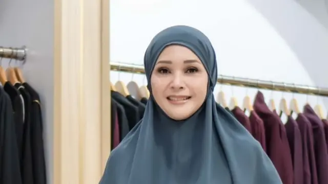 Maia Estianty Kenakan abaya biru Jelang Umrah. [@maiaestiantyreal]