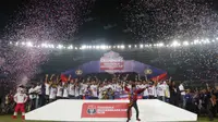 Pemain, Official dan Suporter Arema berfoto bersama Trofi  usai menjuarai Torabika Bhayangkara Cup 2016 di SUGBK, Jakarta, Minggu (3/4/2016). (Bola.com/Nicklas Hanoatubun)