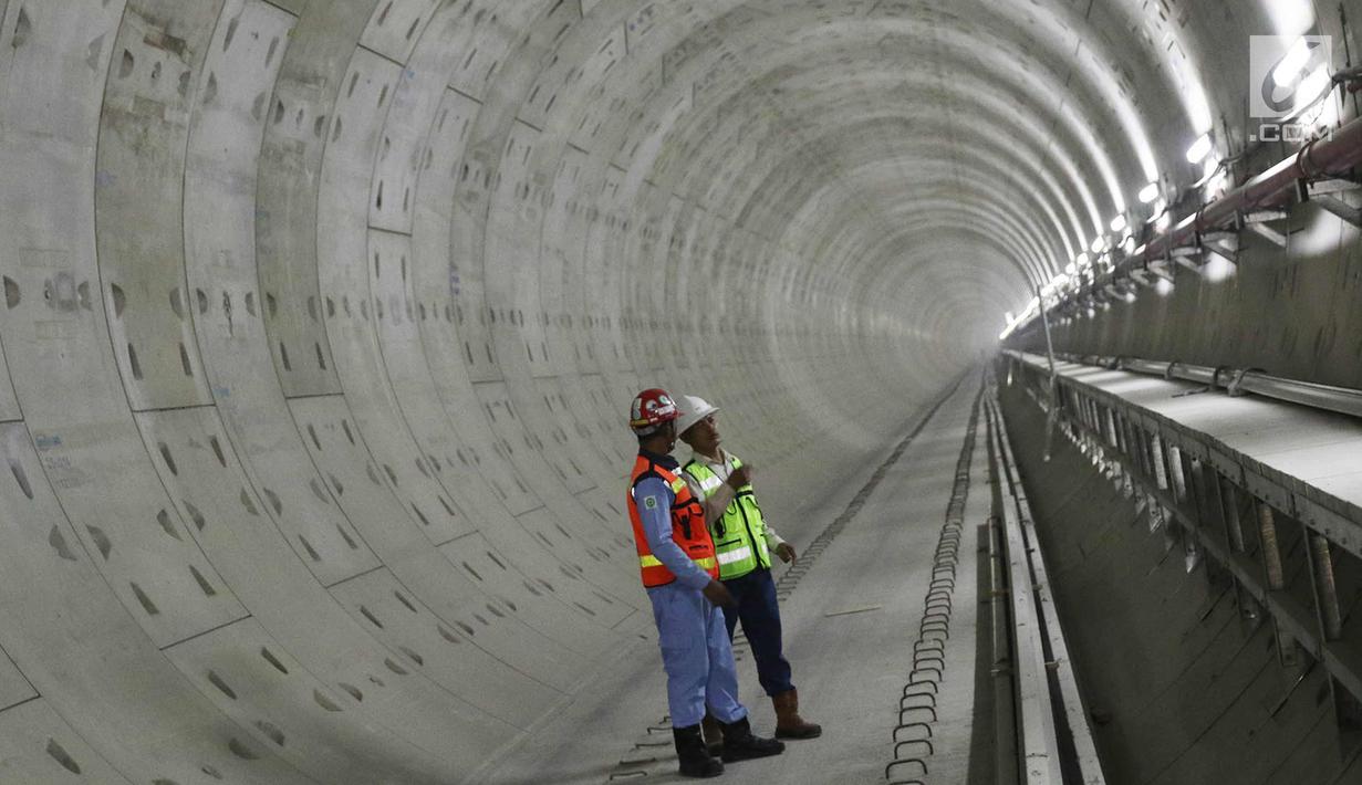 Pekerja berbincang di lokasi pembangunan proyek Mass Rapid Transit (MRT) di Jakarta, Kamis (19/10). Pembangunan MRT fase 1 (Lebak Bulus-Bundaran HI) per September 2017 telah mencapai 80,5 persen. (Liputan6.com/Immanuel Antonius)
