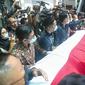Jenazah almarhum Menpan RB Tjahjo Kumolo dinaikkan ke mobil ambulans untuk dibawa menuju Rumah Dinas Widya Candra dari Rumah Sakit Abdi Waluyo, Jakarta, Jumat (1/7/2022). Tjahjo Kumolo meninggal dunia di RS Abdi Waluyo karena sakit infeksi paru-paru yang diderita. (Liputan6.com/Faizal Fanani)