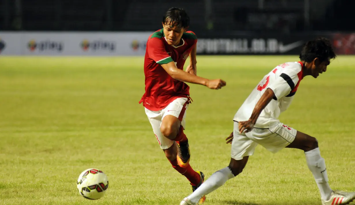 Gelandang timnas Indonesia U-23, Adam Alis (kiri) mengecoh pemain Timor Leste saat berlaga di kualifikasi grup H Piala Asia 2016 di Stadion GBK Jakarta, Jumat (27/3/2015). Indonesia U-23 unggul 5-0 atas Timor Leste. (Liputan6.com/Helmi Fithriansyah)