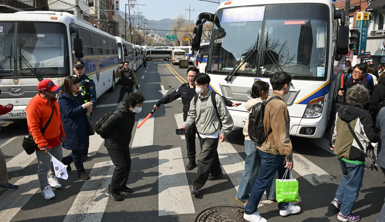 Mahkamah Konstitusi Korea Selatan juga menghabiskan waktu berminggu-minggu untuk mempertimbangkan kasus tersebut sehingga menimbulkan sejumlah spekulasi. (JUNG YEON-JE/AFP)