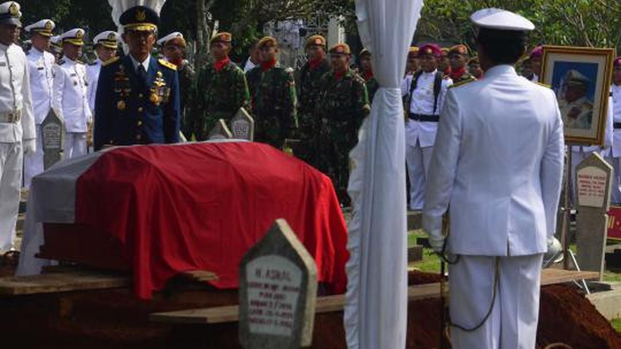 Prosesi pemakaman Laksamana (Purn) Sudomo