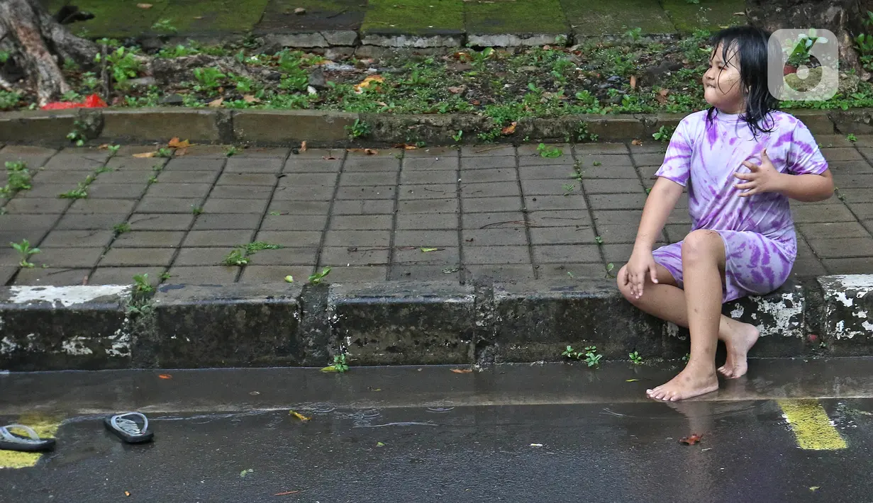 Seorang anak mengantre untuk mendapatkan takjil gratis di Jalan Cempaka Putih Tengah XXI, Jakarta, Rabu (14/4/2021). Berbagai menu takjil dibagikan secara gratis seperti aneka kue, kolak, gorengan, nasi kotak dan lain-lain. (Liputan6.com/Herman Zakharia)
