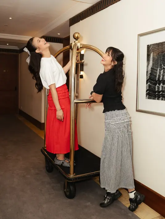 Dipadukan dengan mesh flat shoes dan kaus kaki putih, penampilan Sheila jadi terlihat santai namun tetap fashionable. Styling ini membuat outfit romantis ala Cecilie Bahnsen terasa lebih wearable untuk dipakai sehari-hari.  [@sheiladara].
