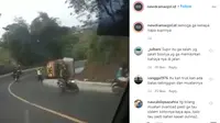 Tak hanya berbahaya bagi sopir, kelebihan muatan pada truk juga berbahaya bagi pengguna jalan lain, salah satunya terlihat dari video yang dibagikan @newdramaojol.id.