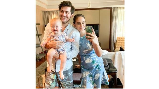 Saat mirror selfie, baby Alai terlihat begitu bahagia.