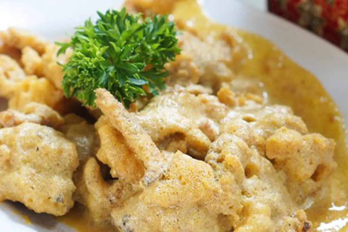Ayam fillet siram saus asin ini lezat banget lho Ladies/copyright: warungapung