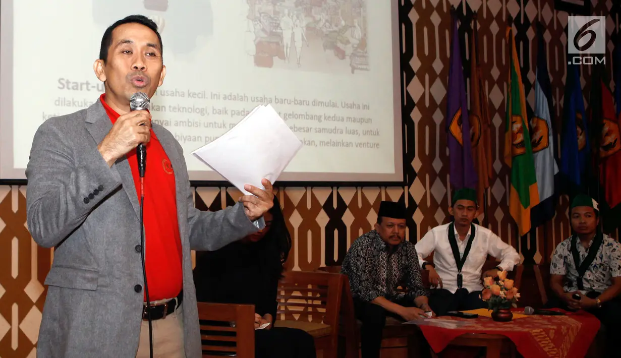 Presidium Majelis Nasional KAHMI Kamrusammad saat menjadi pembicara Peluncuran Gerakan 15.000 Wirausaha HMI di Jatinagor, Jawa Barat, Selasa (22/5). Kamrusammad menyambut baik komitmen PB HMI yang akan mencetak 15.000 wirausaha baru. (Liputan6.com/HO/Bon)