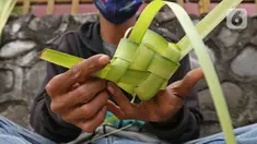 Pedagang menyelesaikan pembuatan kulit ketupat di kawasan Cibubur, Jakarta, Rabu (30/7/2020). Pedagang musiman menjelang Idul Adha tersebut menjual kulit ketupat dengan harga Rp 10 ribu, sedangkan ketupat yang siap untuk dihidangkan seharga Rp 30 ribu. (Liputan6.com/Herman Zakharia)