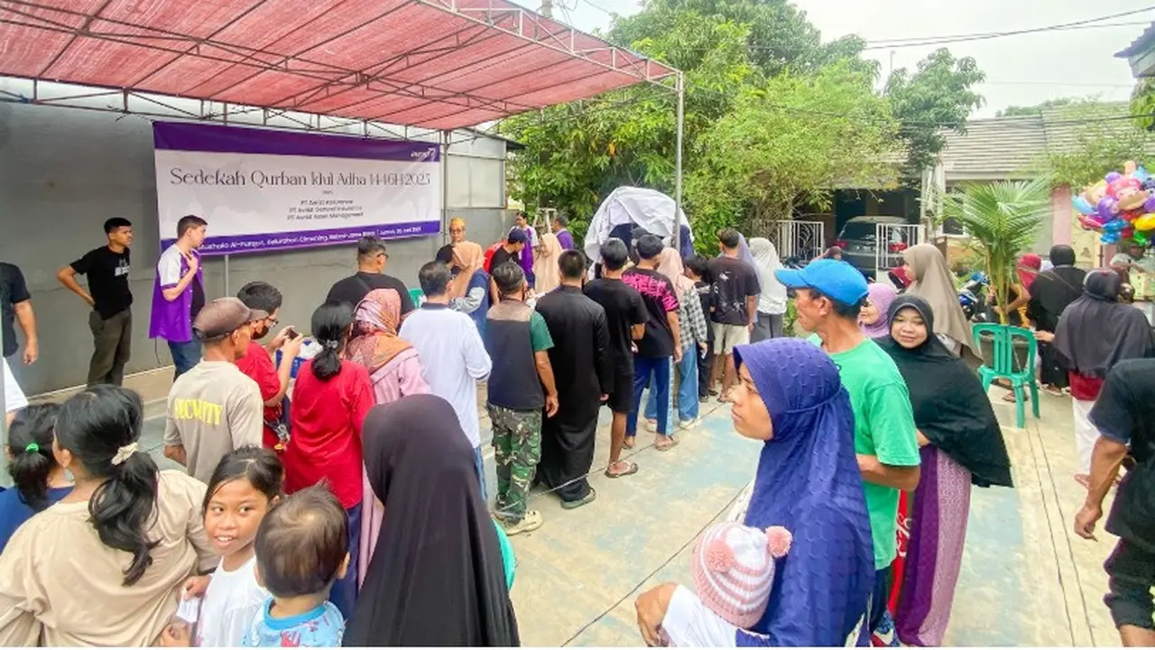 Sedekah kurban dibagikan kepada ratusan warga di Kampung Cimuning, Mustikajaya, Bekasi pada Jumat 6 Juni 2025 lalu.