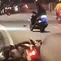 Seorang pria tanpa busana mengamuk di kawasan Lenteng Agung, Jakarta Selatan, hingga membuat resah pengguna jalan. (Foto: tangkapan layar dari video yang beredar)