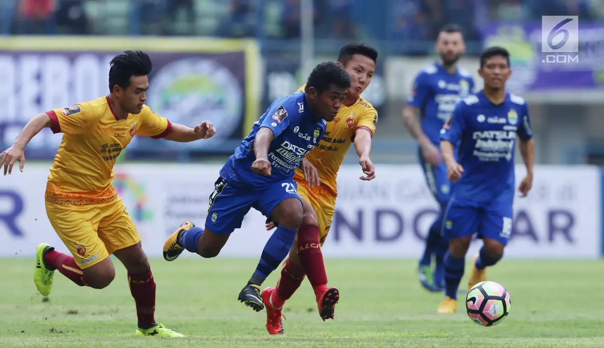 Gelandang Persib, Fulgensius Billy Paji Keraf (kedua kiri) mencoba lolos dari kawalan pemain Sriwijaya FC saat laga pembuka Piala Presiden 2018 di Stadion GBLA, Bandung, Selasa (16/1). Persib unggul 1-0. (Liputan6.com/Helmi Fithriansyah)