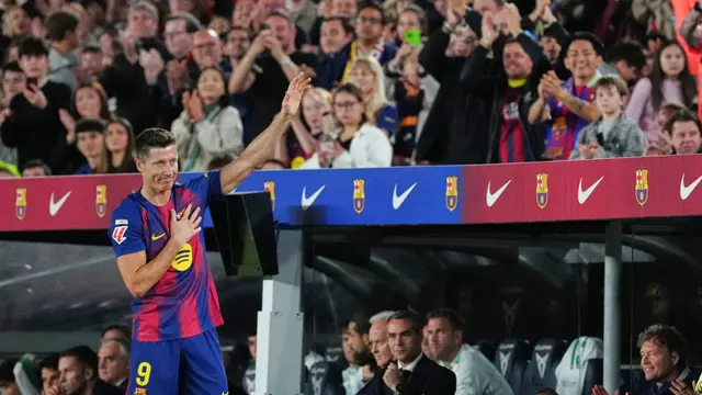 Foto: Tak Kuasa Menahan Air Mata, Robert Lewandowski Pamit dari Barcelona