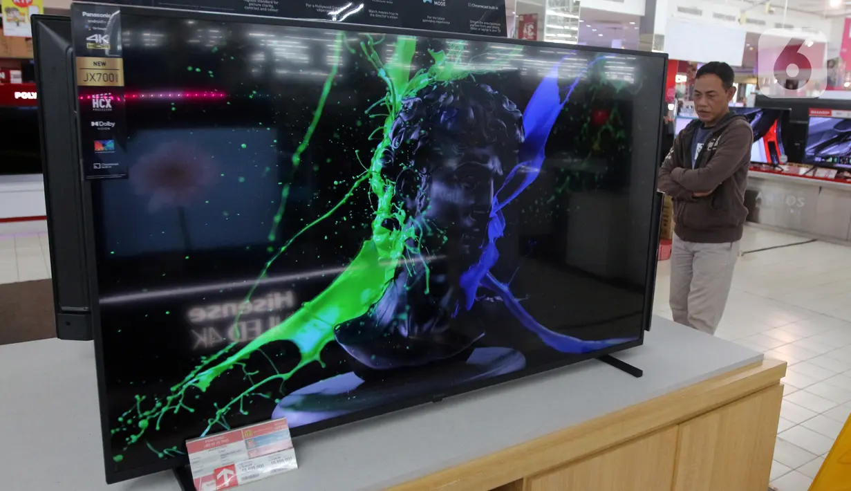 Calon pembeli melhat TV Digital yang dijual di salah satu mall Kawasan Lebak Bulus, Jakarta, Selasa, (8/11/2022). Total penjualan TV Digital naik lebih dari 30 persen; yang terdiri dari kenaikan diatas 20% untuk TV Digital Smart TV dan kenaikan 60% untuk TV Digital non Smart TV. (Liputan6.com/Johan Tallo)