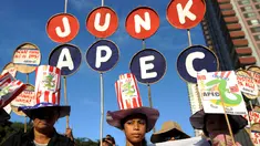 Kelompok aktivis Bayan (My Country) saat melakukan unjuk rasa didepan kedutaam besar AS di Filipina, Sabtu (14/11/2015). Mereka memprotes Kerjasama Ekonomi Asia - Pasifik (APEC) yang akan berlangsung di Filipina. (REUTERS/Ezra Acayan)