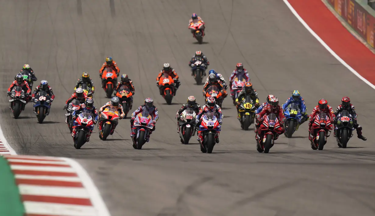 Sementara itu Marc Marquez (belakang) yang absen di dua balapan sebelumnya berhasil finis di posisi ke-6 setelah mengalami insiden start yang aneh. Start di posisi ke-9, Marquez harus melorot ke posisi buncit setelah diduga menekan tombol yang salah saat start. (AP/Eric Gay)