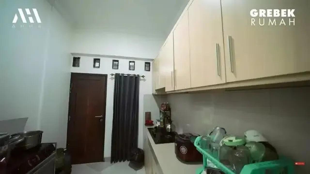 Potret Dapur Mungil nan Mewah Komedian Adul, Punya Model yang Elegan dan Fungsional
