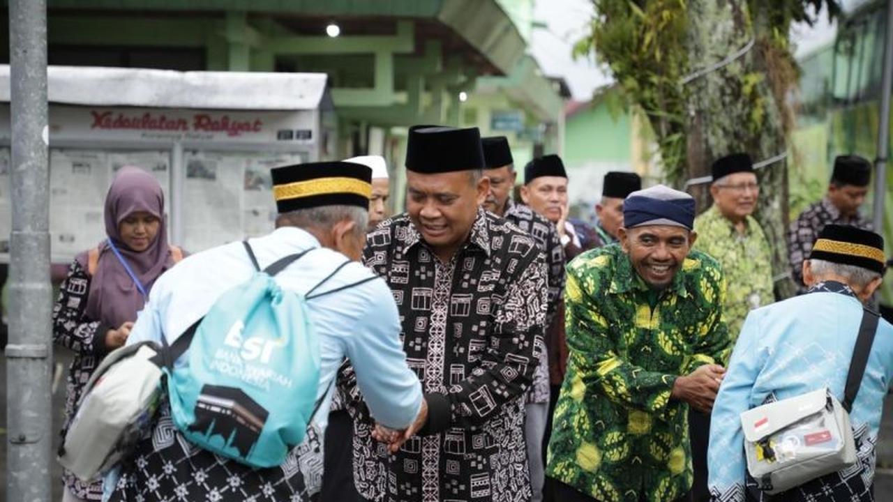 Bupati Harda Kiswaya Lepas Ratusan Jamaah Calon Haji Sleman, Titip Doa untuk Kemajuan Daerah
