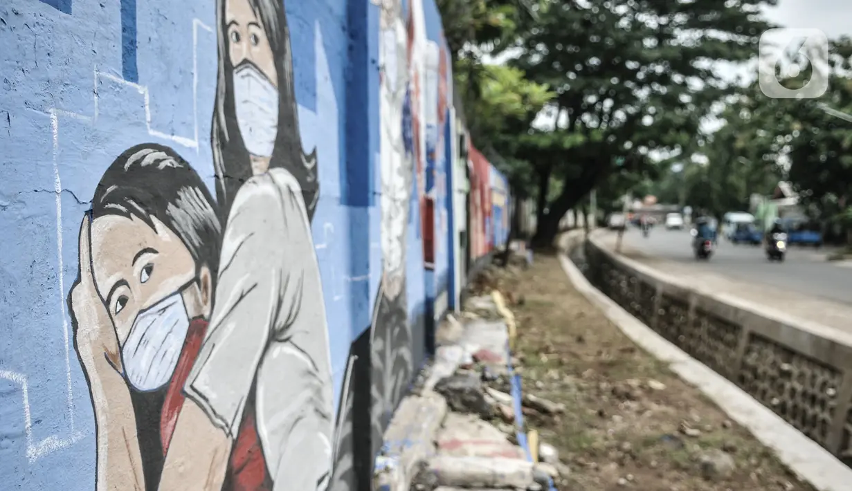 Kendaraan melintasi mural bertemakan Imbauan Protokol Kesehatan Covid-19 di kawasan Bukit Duri, Jakarta, Minggu (25/10/2020). Gubernur DKI Anies Baswedan kembali memperpanjang pelaksanaan PSBB masa transisi sebagai antisiapsi lonjakan kasus virus corona Covid-19. (merdeka.com/Iqbal Nugroho)