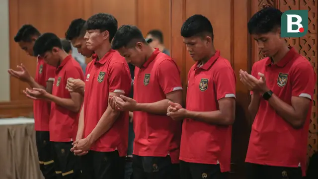 Foto: Indra Sjafri dan Timnas Indonesia U-22 Gelar Potong Tumpeng