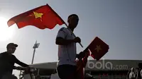 Fans Vietnam siap membagikan bendera kepada pendukung sebelum laga semifinal Piala AFF 2016 di Stadion Nasional My Dinh, (07/12/2016). (Bola.com/Peksi Cahyo)