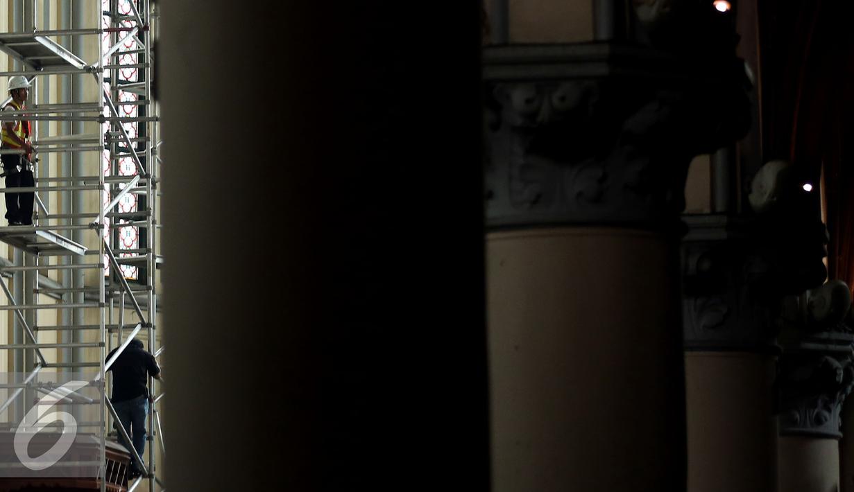 Sejumlah pekerja membersihkan kaca di Gereja Katedral, Jakarta, Senin (12/12). Sejumlah persiapan dilakukan oleh pihak gereja untuk menyambut perayaan Natal. (Liputan6.com/Johan Tallo)