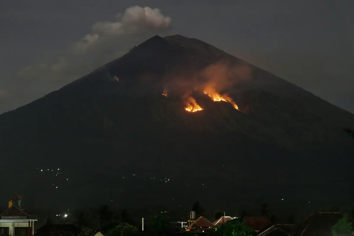 Gunung Agung Semburkan Lava Pijar
