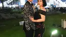 Sementara itu, Caesar Hito tampil necis dengan gaya formal yang berbalut batik [@felicyangelista_]